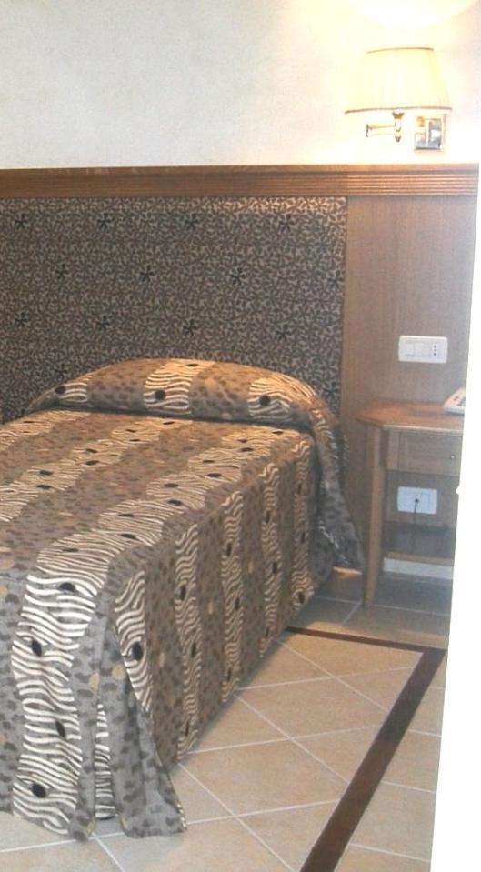 Hotel Ristorante La Lampara غيزيريا الغرفة الصورة
