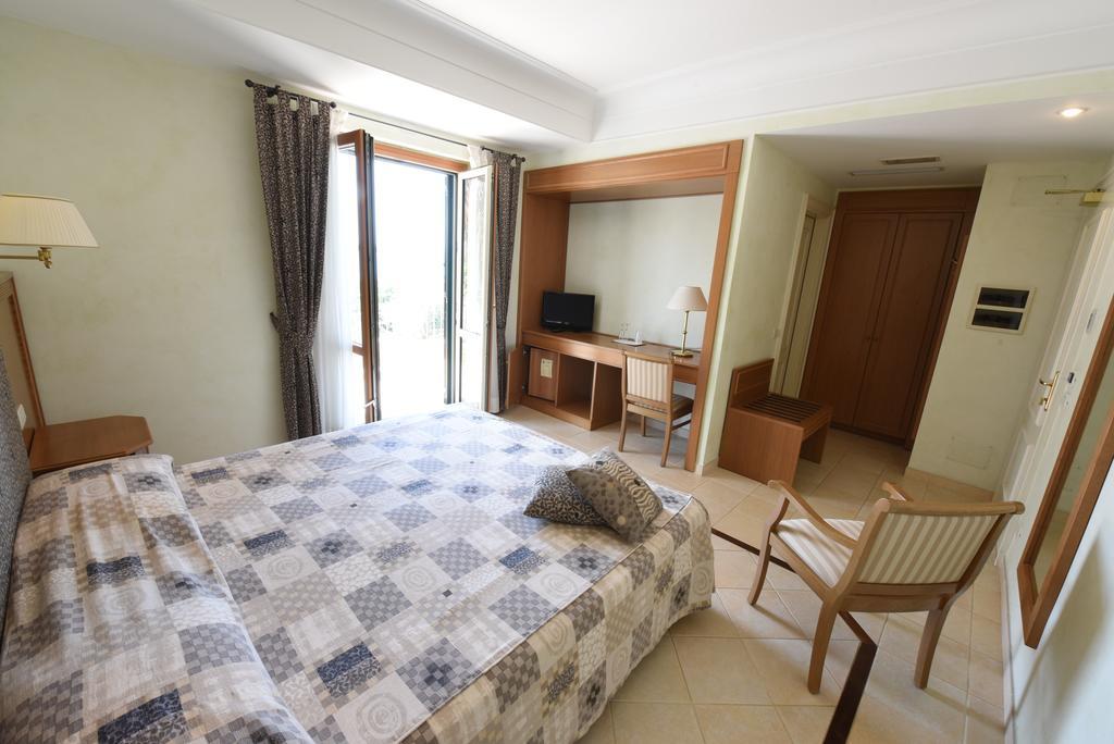 Hotel Ristorante La Lampara غيزيريا الغرفة الصورة